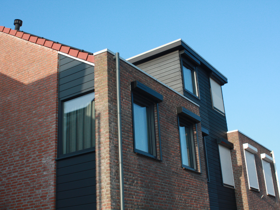 Moderne woning met gevel en kozijnen